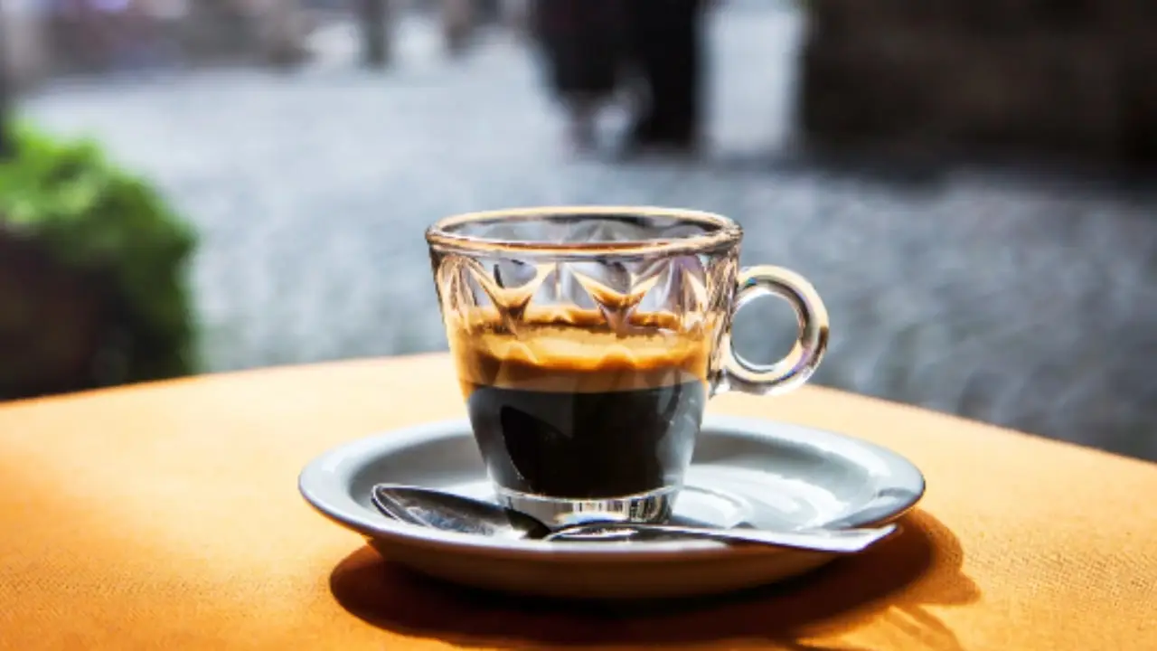 Bevi molto caffè e soffri di psoriasi? Ecco cosa dice la scienza sull’aggravamento
