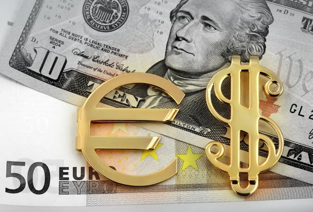 Il cambio euro dollaro è crollato: ecco quanti dollari servono oggi per un euro