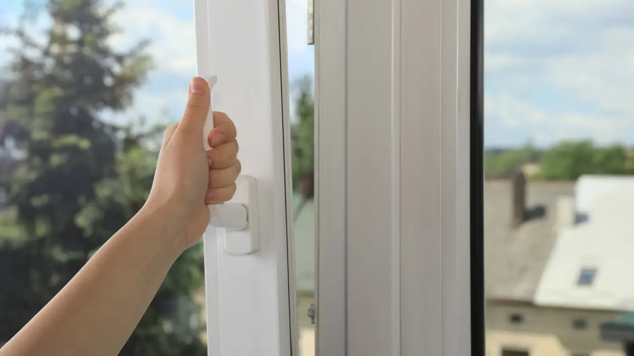 Non basta aprire le finestre un minuto: ecco l’errore che stai facendo e che danneggia la tua salute