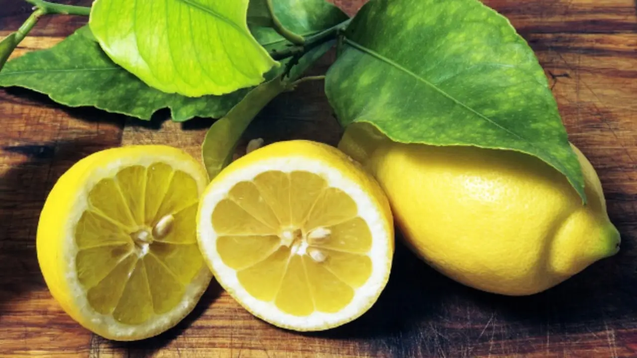 Non sopporti il sapore aspro del limone? Ecco il trucco rapido per neutralizzarlo
