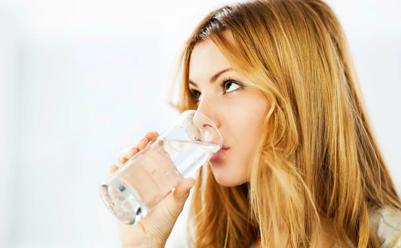 Ecco perché puoi resistere a lungo senza cibo ma pochissimo senza bere: i rischi enormi della disidratazione