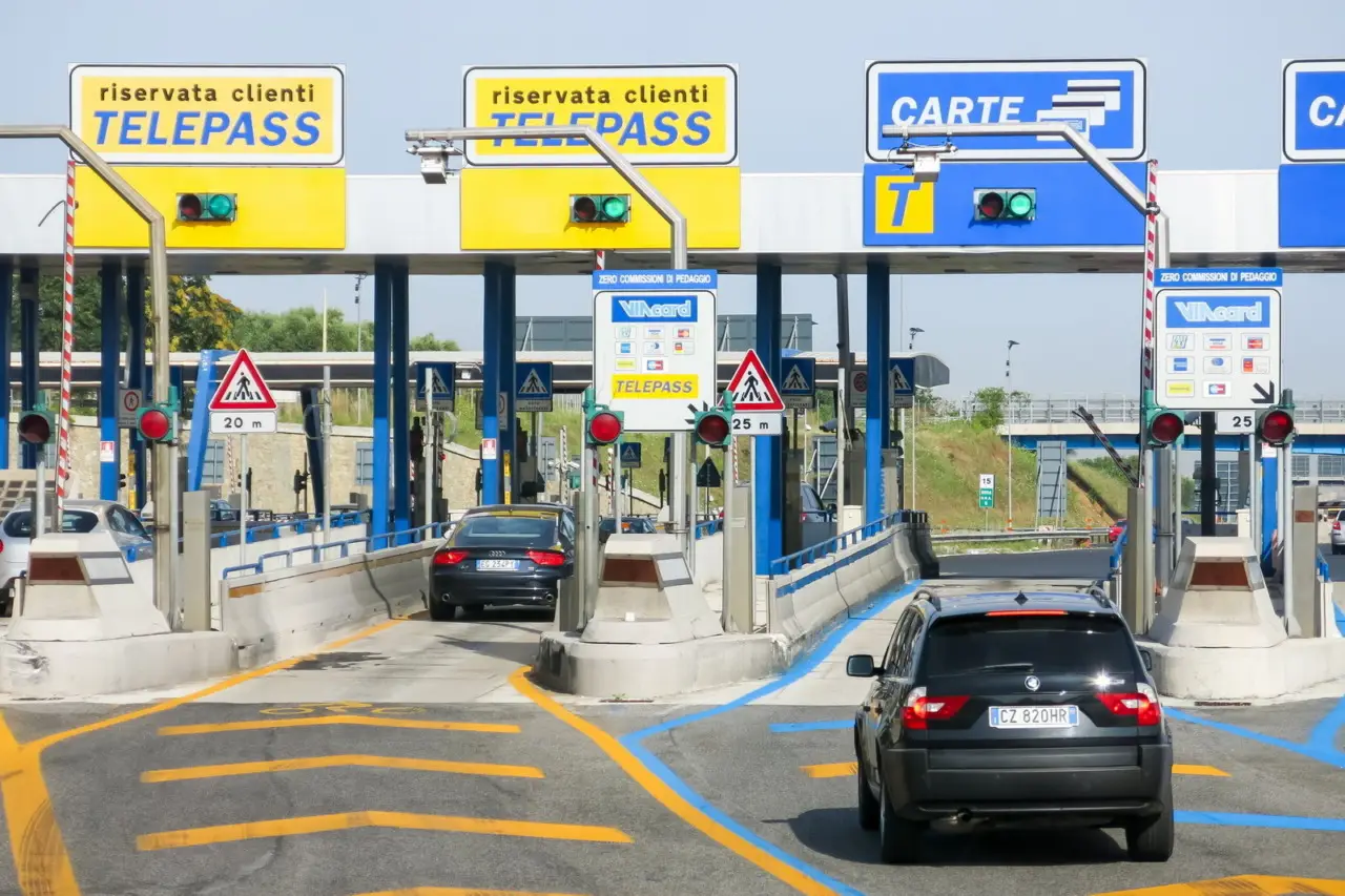 Non guardi mai l’estratto conto del pedaggio? Ecco la sorpresa nascosta che paghi ogni mese